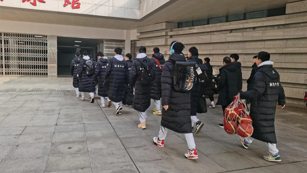 刻苦训练篮球时如何避免受伤的建议_1